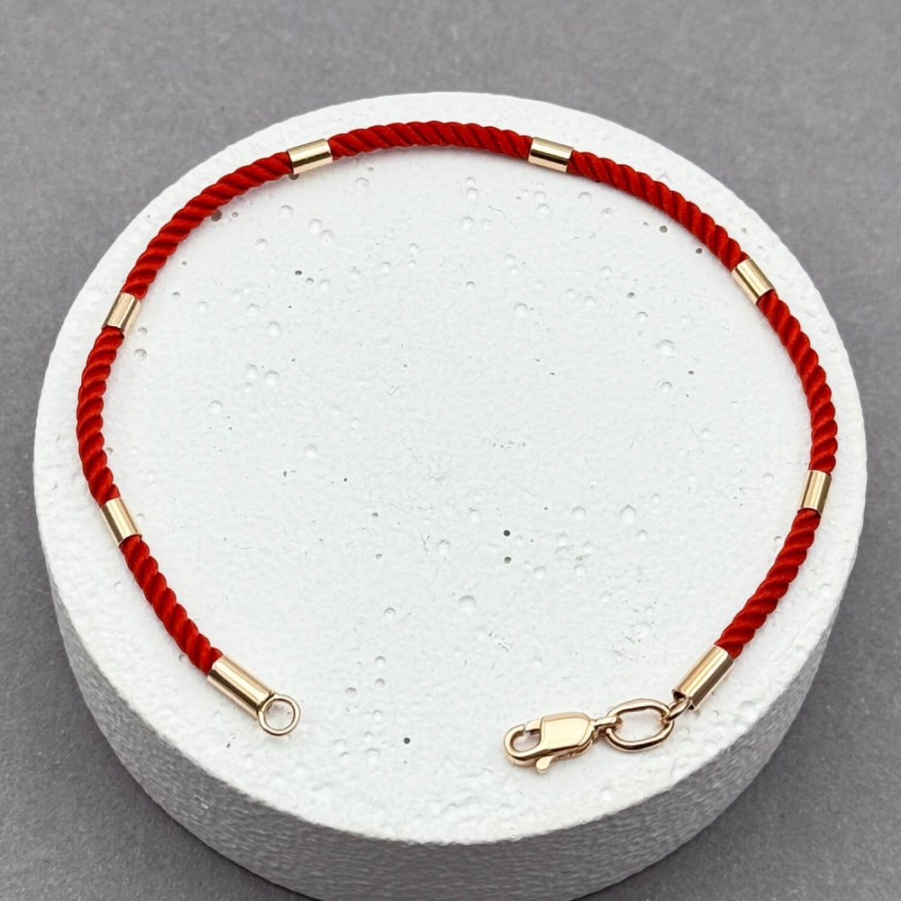 Червоний шовковий браслет із 6 золотими вставками. Артикул: 009247