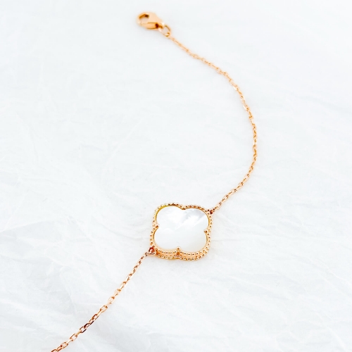 Золотой браслет Клевер с перламутром. Артикул: 008380