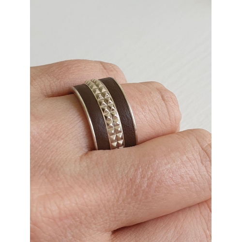 Серебряное кольцо со вставкой натуральной кожи. Артикул: 1523214