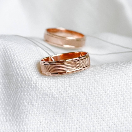 Золотое обручальное кольцо с алмазной гранью. Артикул: 002897