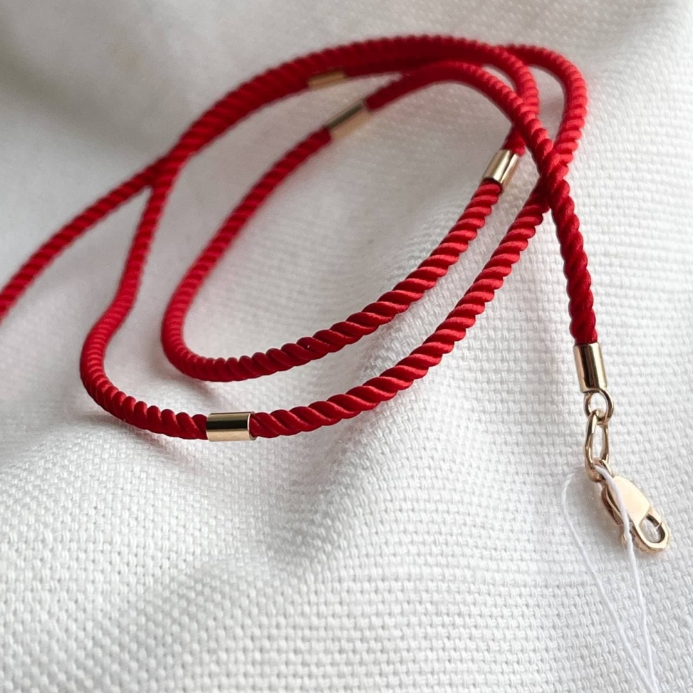 Червоний шовковий ювелірний шнурок 2мм з 4 золотими вставками. Артикул: 009312