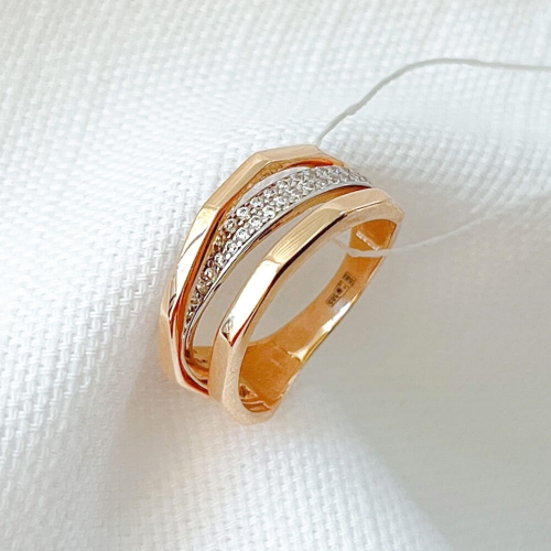 Золотое кольцо со вставкой фианитов. Артикул: 002895