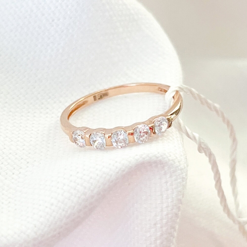 Золотое кольцо со вставкой фианитов. Артикул: 002484