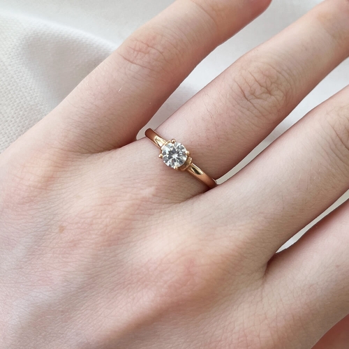 Золотое кольцо со вставкой фианита. Артикул: 000830