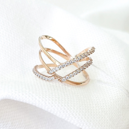 Золотое кольцо со вставкой фианитов. Артикул: 000989