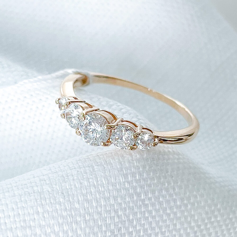 Золотое кольцо со вставкой фианитов. Артикул: 000939