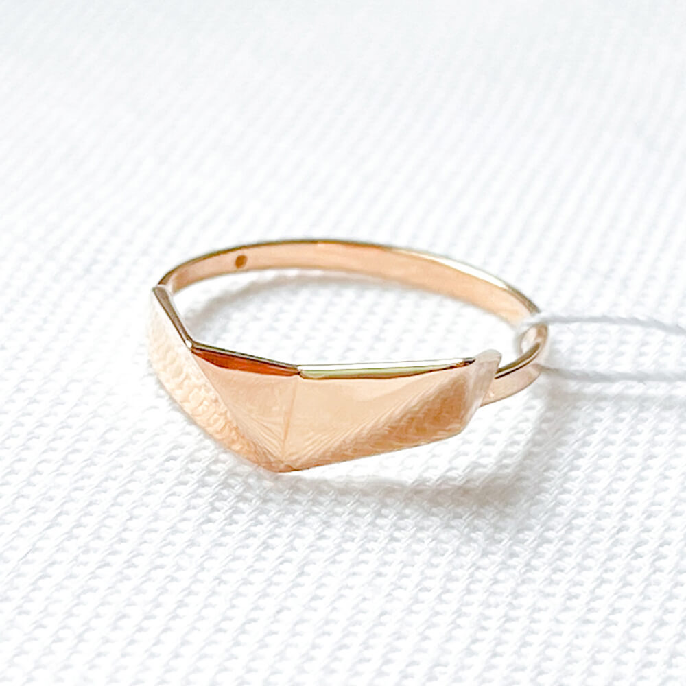 Золота каблучка без вставки. Артикул: 004371