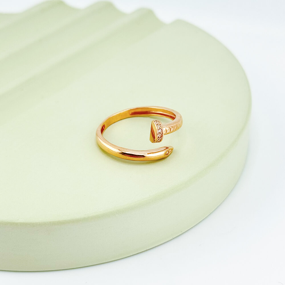 Золотое кольцо Гвоздь с фианитами. Артикул: 006312