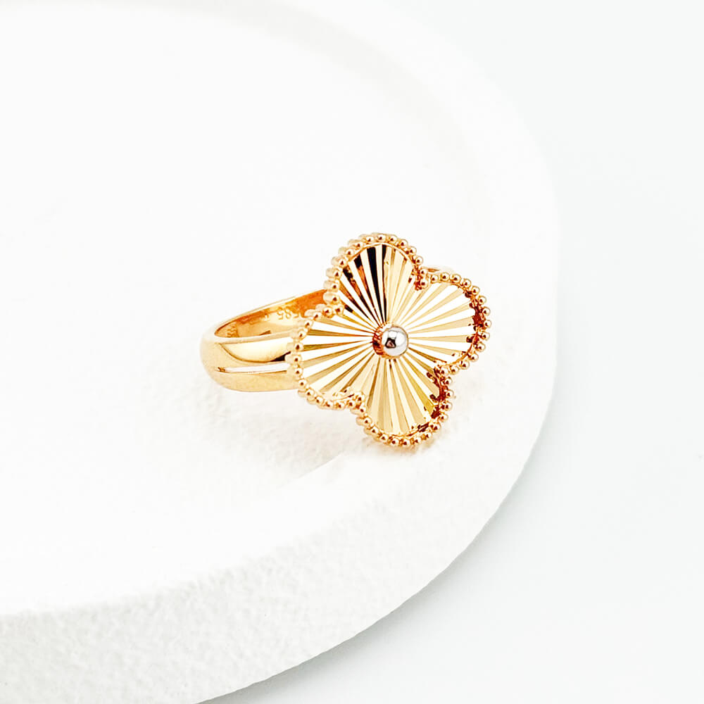 Золотое кольцо Клевер с алмазной гранью. Артикул: 006661