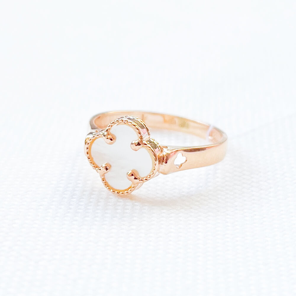 Золотое кольцо Клевер с перламутром. Артикул: 005657