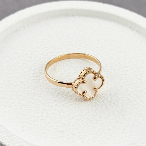 Золотое кольцо Клевер с перламутром. Артикул: 010071