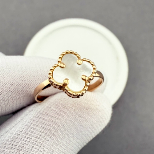 Золотое кольцо Клевер с перламутром. Артикул: 010071