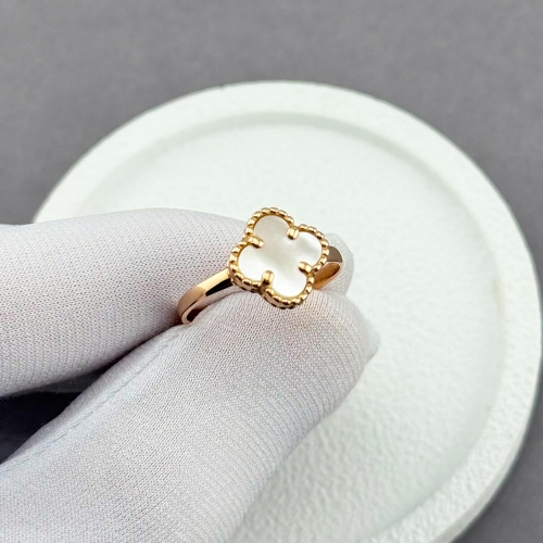 Золотое кольцо Клевер с перламутром. Артикул: 010071