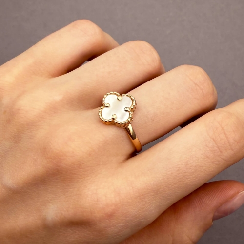 Золотое кольцо Клевер с перламутром. Артикул: 010071