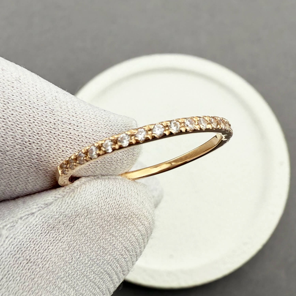 Золота каблучка з фіанітами. Артикул: 010176