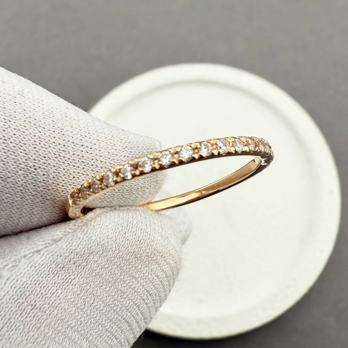 Золота каблучка з фіанітами. Артикул: 010176