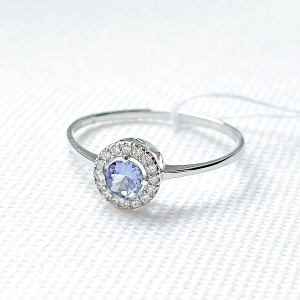 Золотое кольцо с танзанитом и фианитами. Артикул 004373