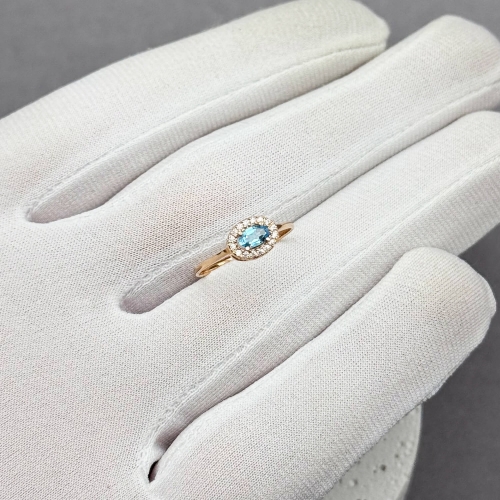 Золотое кольцо с топазом и фианитами. Артикул 009831