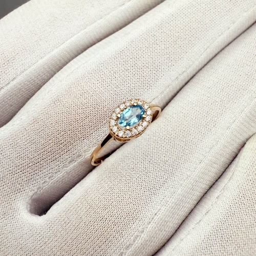 Золотое кольцо с топазом и фианитами. Артикул 009831