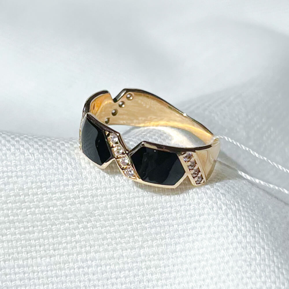  Золотое кольцо со вставкой фианитов и эмалью. Артикул: 000965