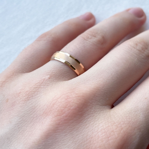 Золотое обручальное кольцо с алмазной гранью. Артикул: 002897