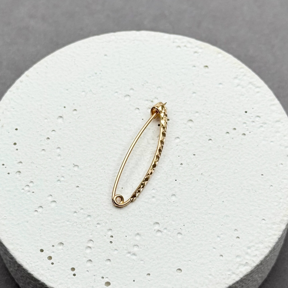 Золота шпилька з алмазною гранню. Артикул: 009023