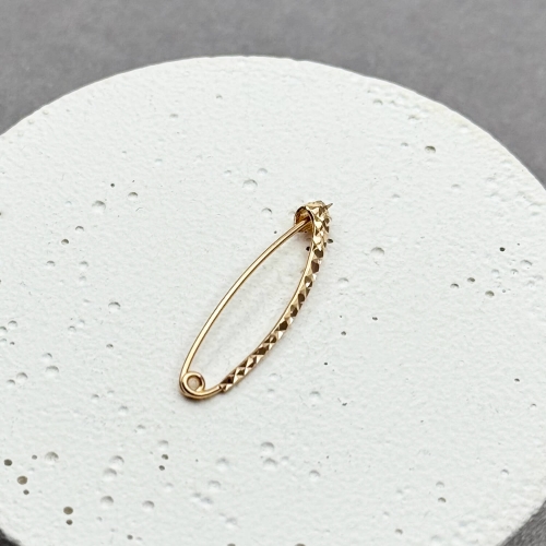 Золота шпилька з алмазною гранню. Артикул: 009023