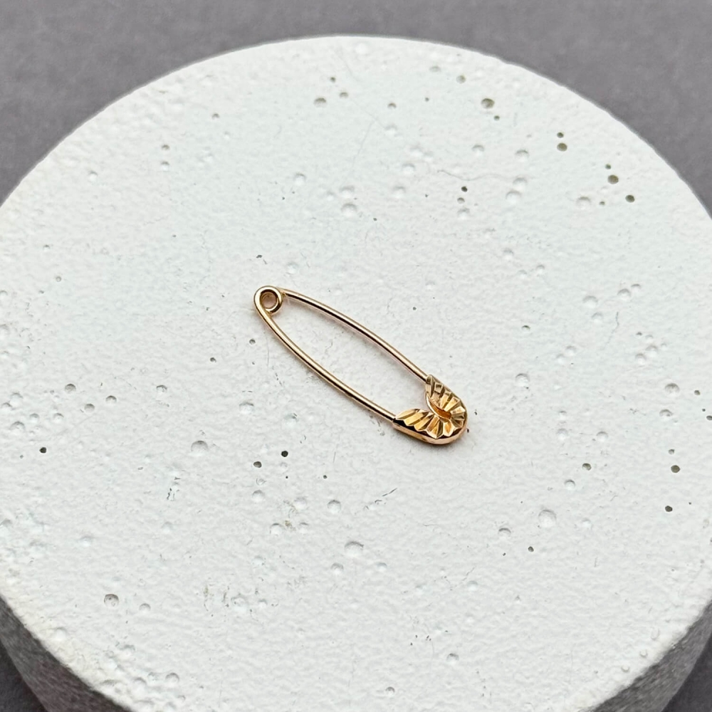 Золота шпилька з алмазною гранню. Артикул: 009196