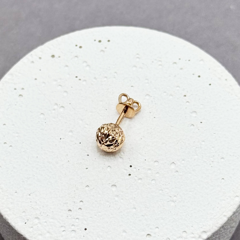 Золота сережка з алмазною кулькою. Артикул: 009370