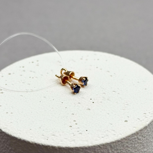 Золоті сережки-пусети з сапфіром. Артикул: 009709