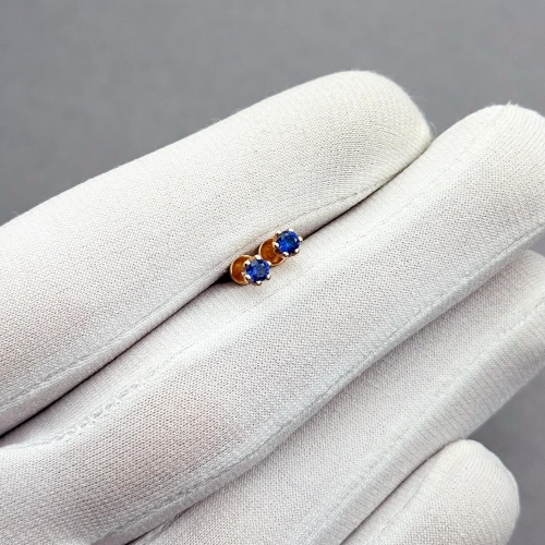 Золоті сережки-пусети з сапфіром. Артикул: 009709