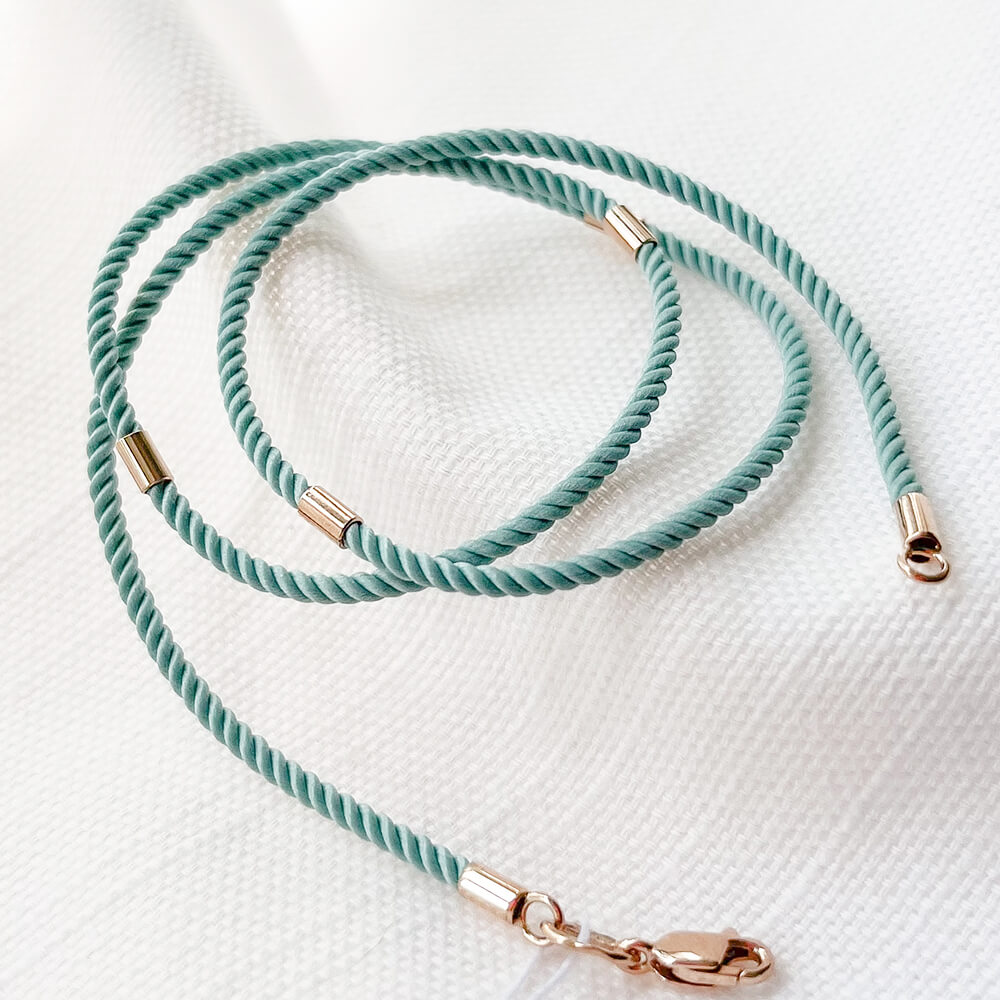 Бирюзовый шелковый ювелирный шнурок 2мм с золотыми вставками. Артикул 16102-11