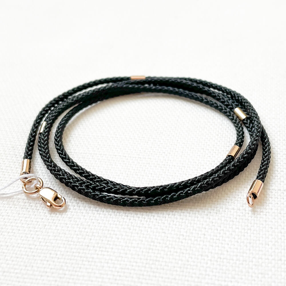 Чорний шовковий ювелірний шнурок 2мм із 4 золотими вставками. Артикул: 004512