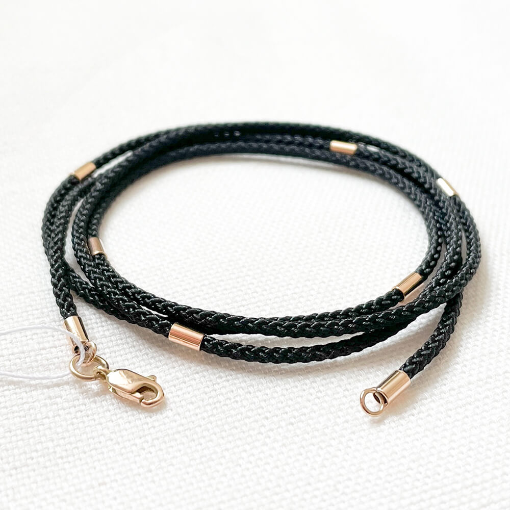 Чорний шовковий ювелірний шнурок 2мм із 6 золотими вставками. Артикул: 004530