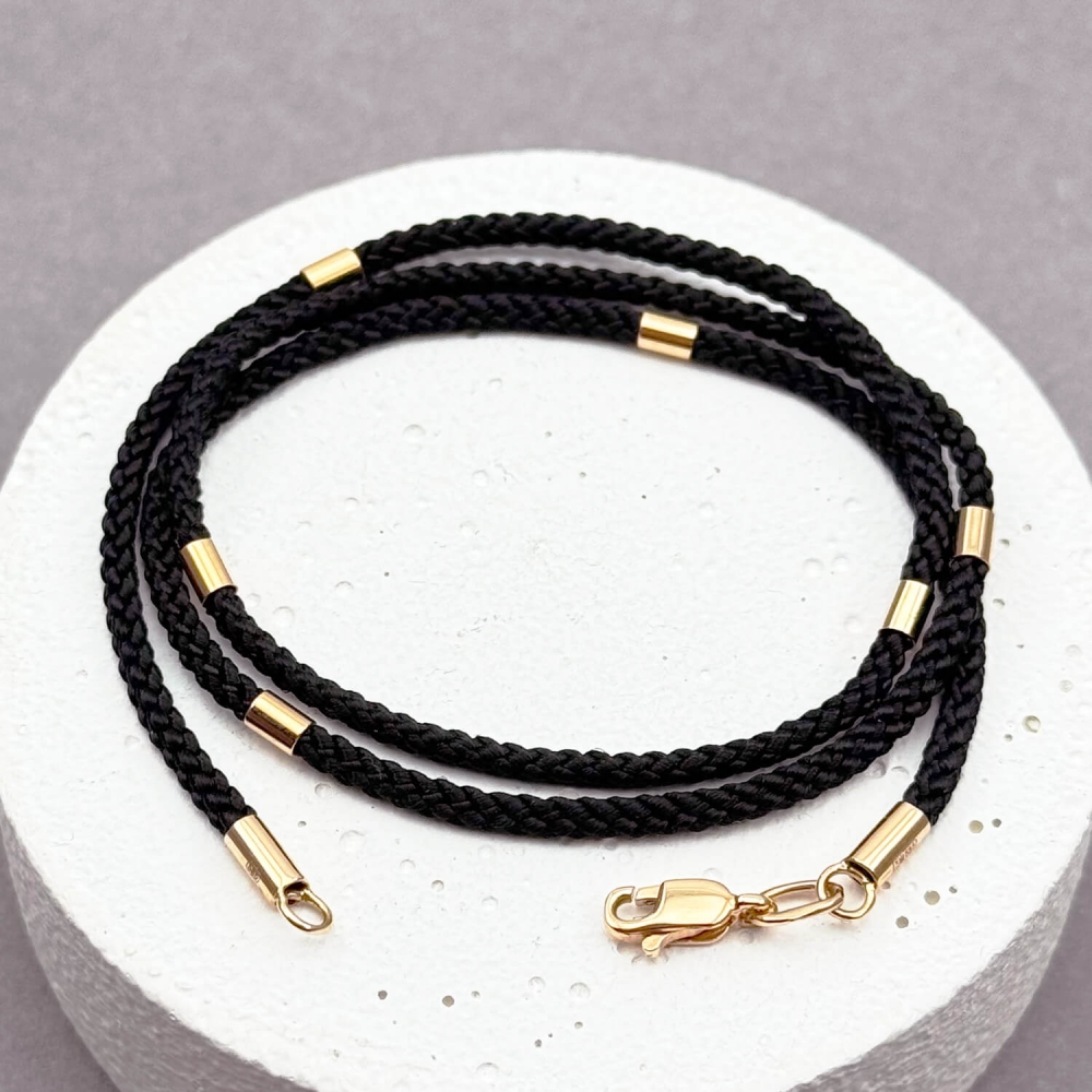 Чорний шовковий ювелірний шнурок 2мм із 6 золотими вставками. Артикул: 009908