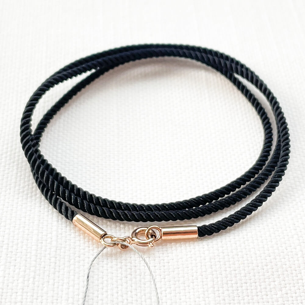 Чорний шовковий ювелірний шнурок 2мм із золотим замком. Артикул: 003708