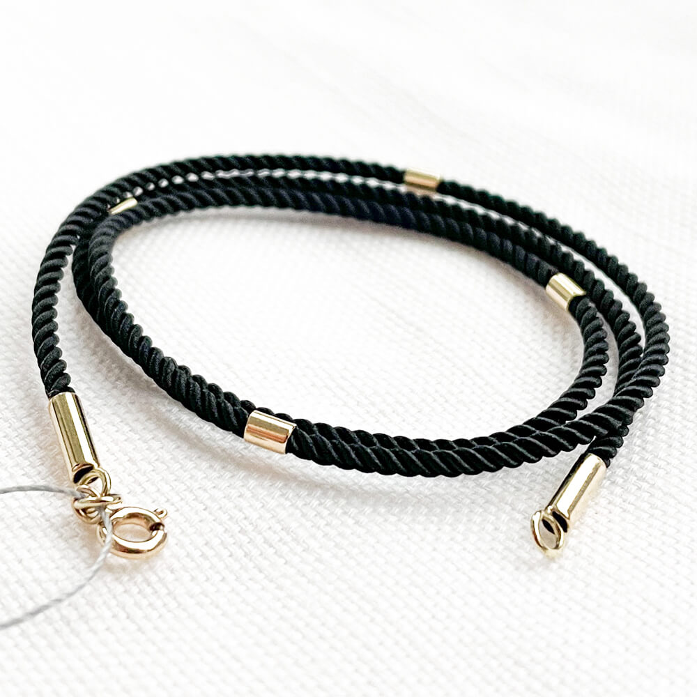 Черный шелковый ювелирный шнурок 2мм с золотыми вставками. Артикул: 003796