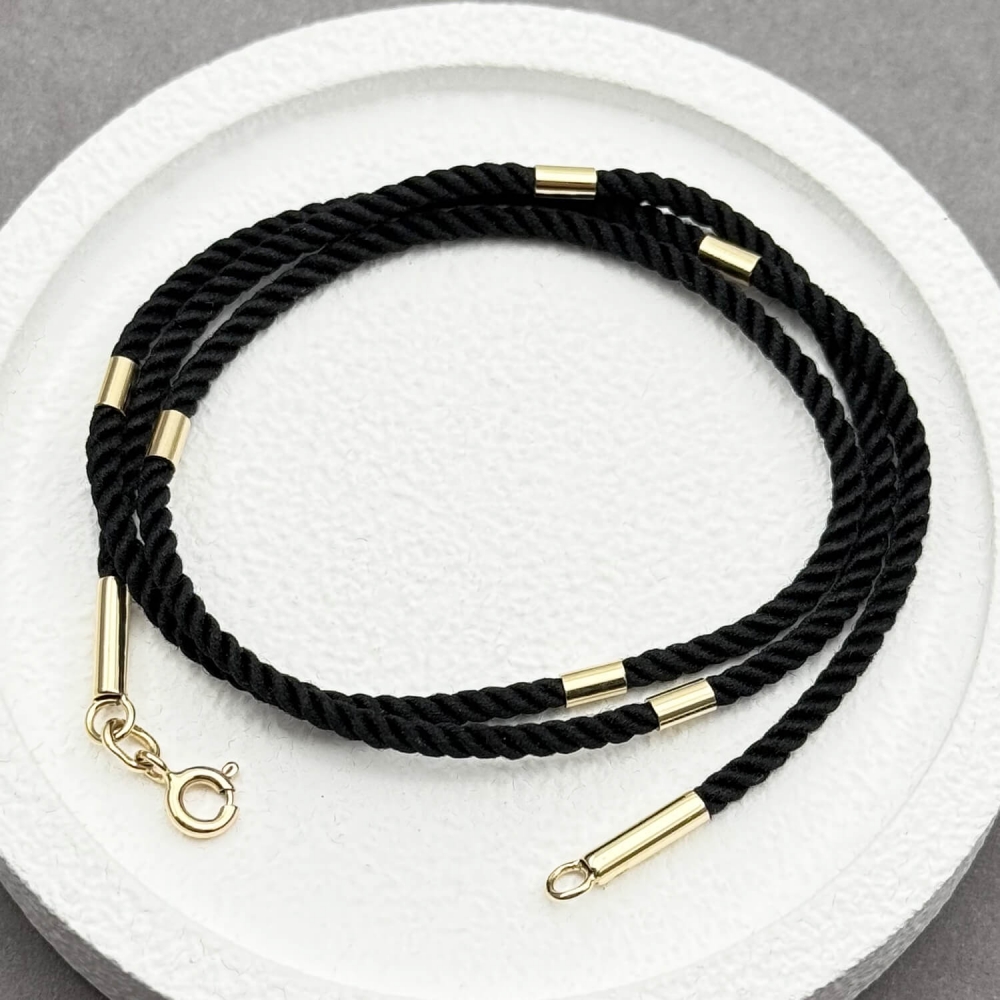 Чорний шовковий ювелірний шнурок 2мм із золотими вставками. Артикул: 008729