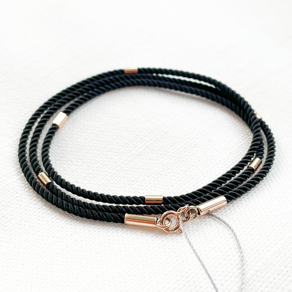 Чорний шовковий ювелірний шнурок 2мм із 6 золотими вставками. Артикул: 004045