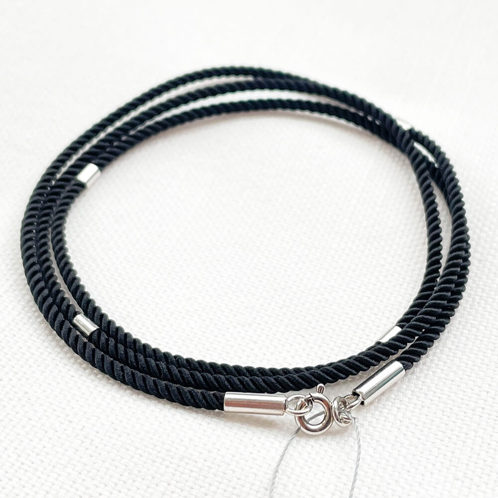 Чорний шовковий ювелірний шнурок 2мм зі вставками білого золота. Артикул: 003715