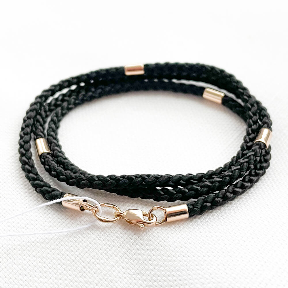 Чорний шовковий ювелірний шнурок 3мм з 4 золотими вставками. Артикул: 009914