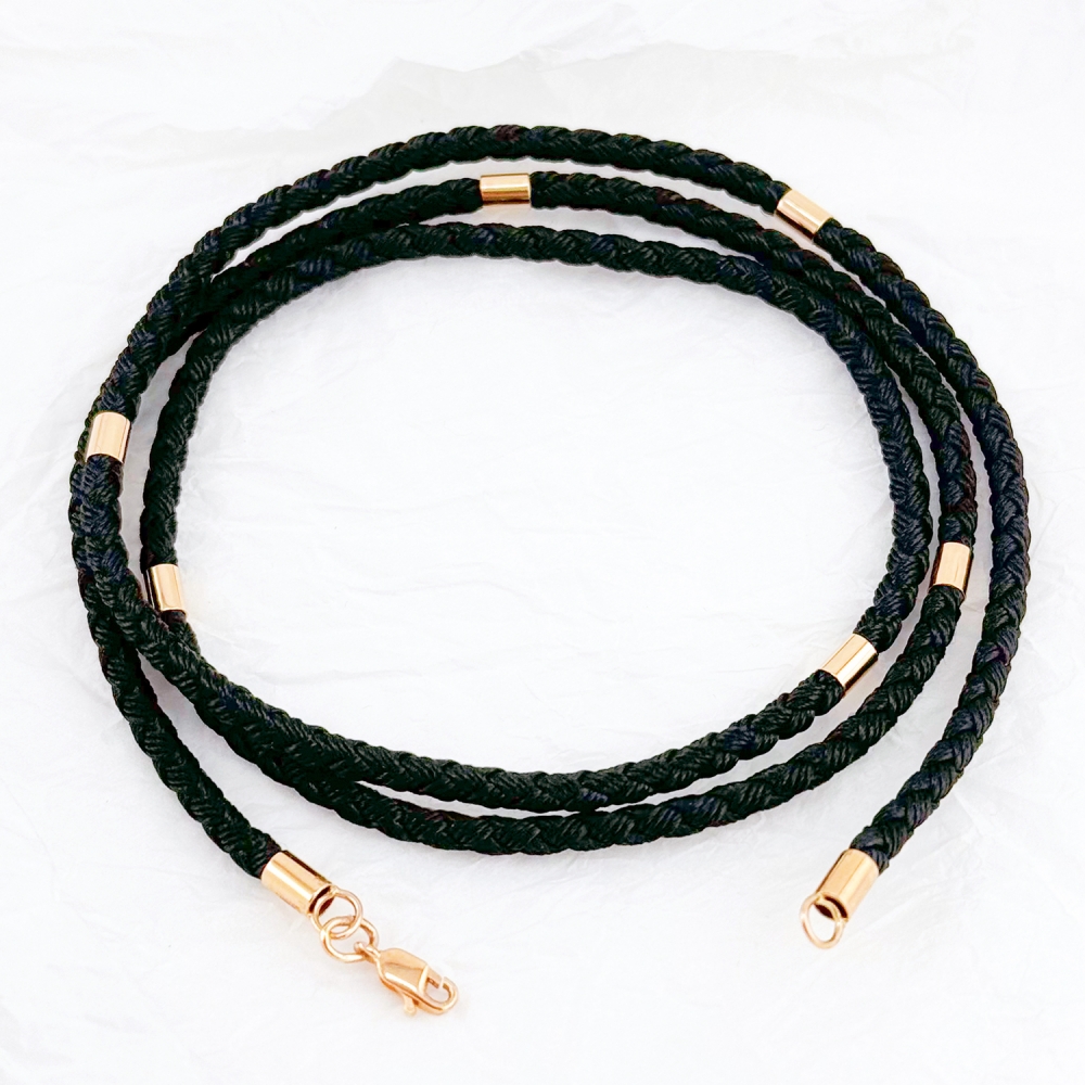 Чорний шовковий ювелірний шнурок 3мм з 6 золотими вставками. Артикул: 010366