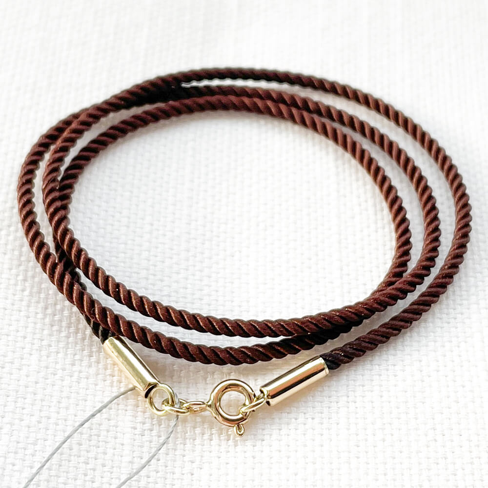 Коричневий шовковий ювелірний шнурок 2мм із золотим замком. Артикул 003703