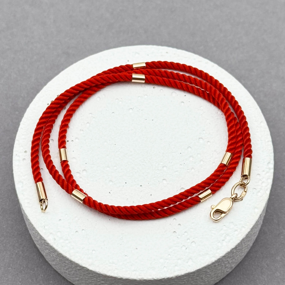 Червоний шовковий ювелірний шнурок 2мм з 6 золотими вставками. Артикул: 007973