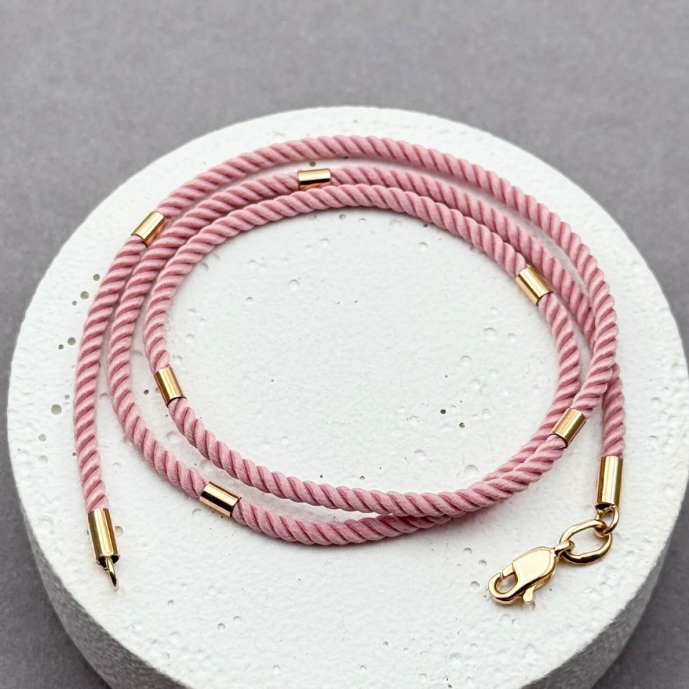 Рожевий шовковий шнурок 2мм із 6 золотими вставками. Артикул: 007564