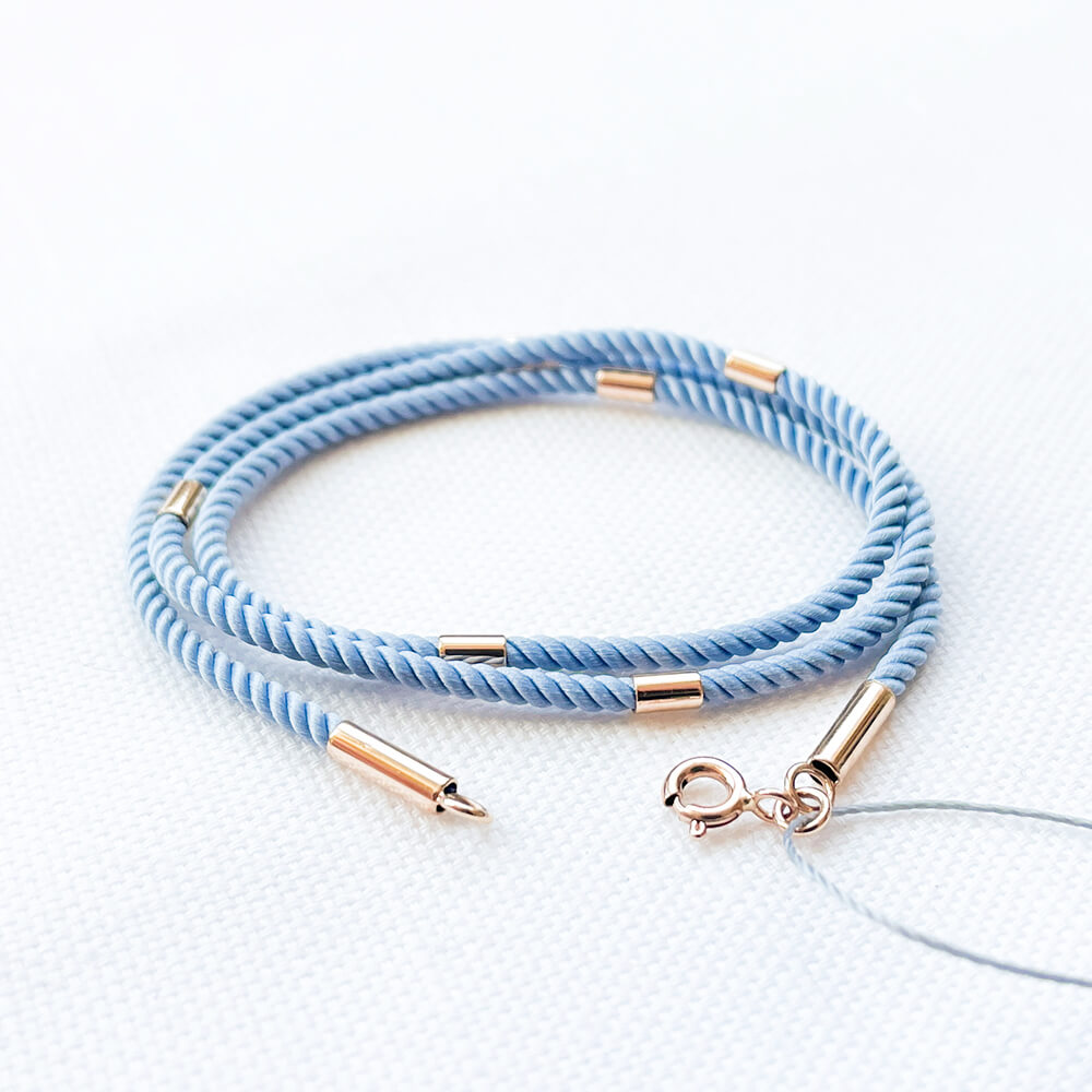 Шовковий блакитний шнурок 2мм із 6 золотими вставками. Артикул: 004868