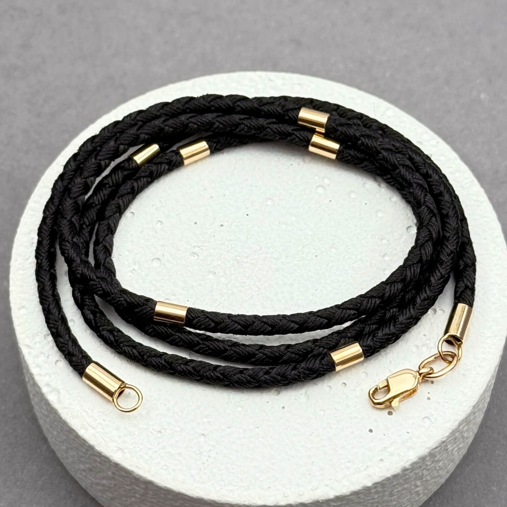 Шелковый шнурок 2.5мм с 6 золотыми вставками. Артикул: 007832