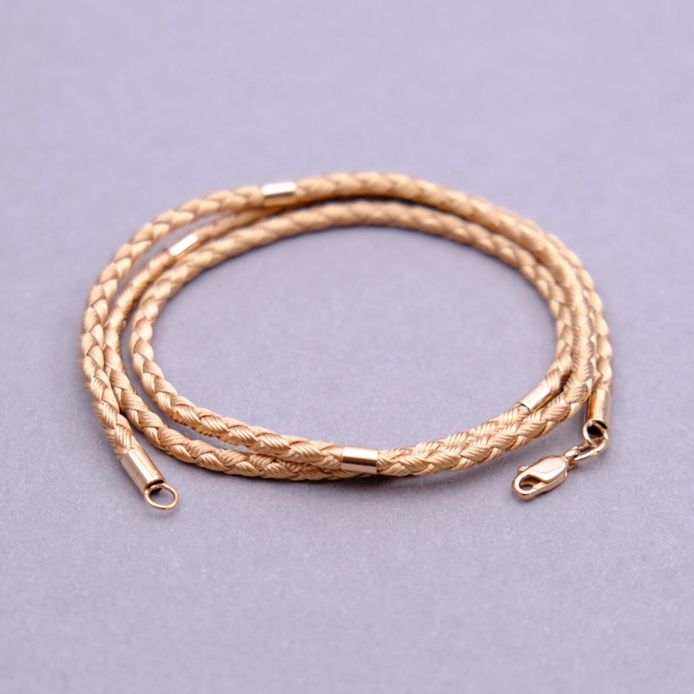 Шелковый шнурок с 4 золотыми вставками. Артикул: 008086