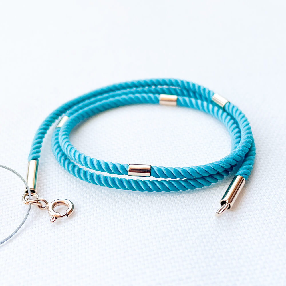 Шовковий ювелірний шнурок 2мм з 4 золотими вставками. Артикул: 004861