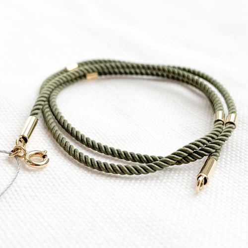 Шовковий ювелірний шнурок 2мм кольору хакі із золотими вставками. Артикул 003791